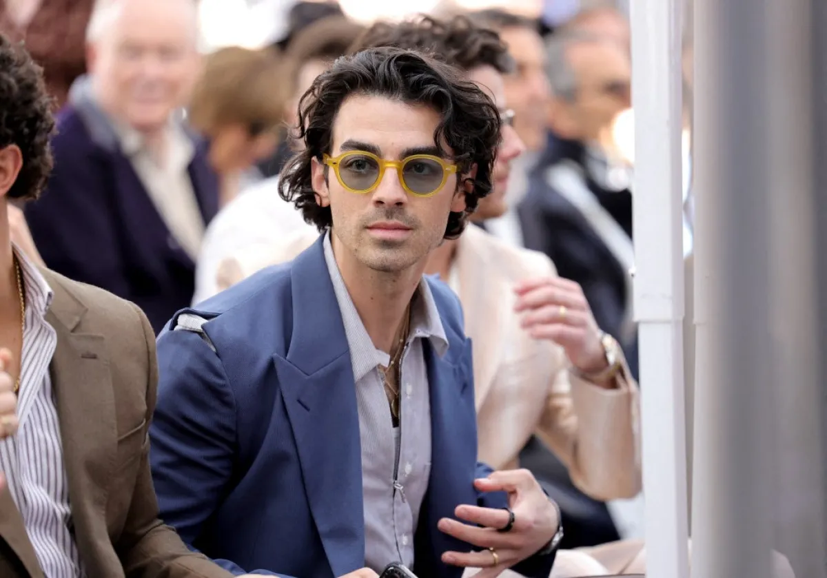 جو جوناس Joe Jonas في حفل تكريم فرقته بنجمة على رصيف هوليوود (مصدر الصورة:  Amy Sussman / GETTY IMAGES NORTH AMERICA / Getty Images via AFP)