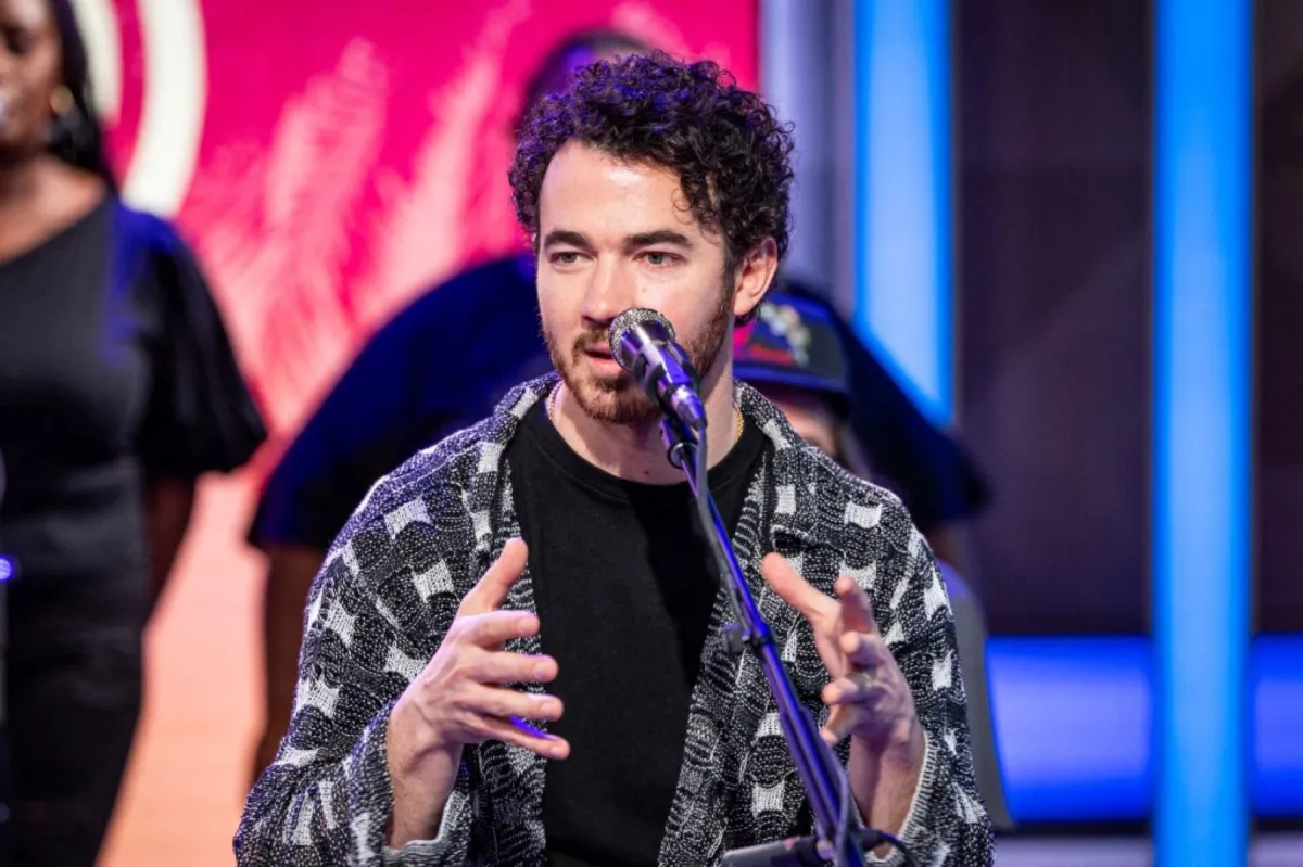 كيفن جوناس في استوديوهات SiriusXM في ميامي بيتش، فلوريدا (Kevin Jonas at SiriusXM Studios in Miami Beach, Florida). مصدر الصورة: Emma McIntyre/Getty Images for SiriusXM/AFP