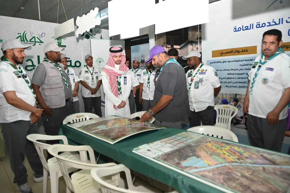 القائد ناصرالعنزي يطلع على الخرائط