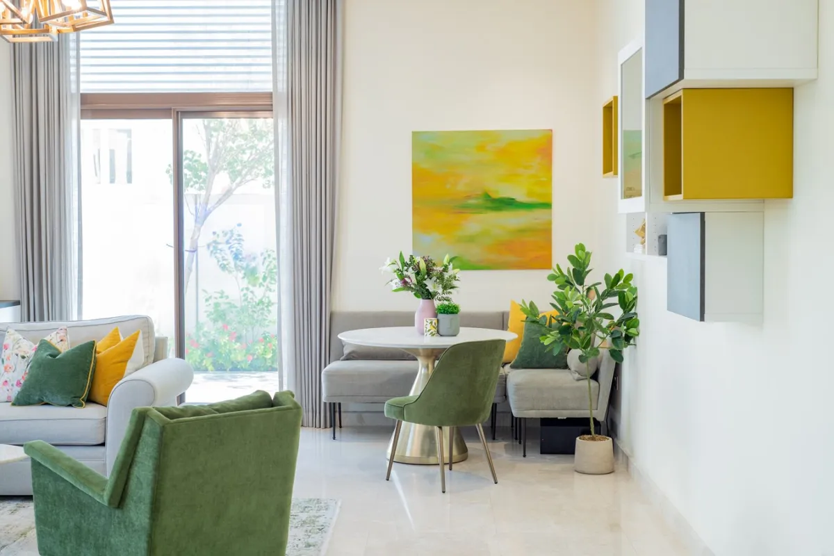 الضوءُ الطبيعي والأقمشةُ الخفيفة وعناصرُ الطبيعة تذكِّرُ بأجواء الصيف 