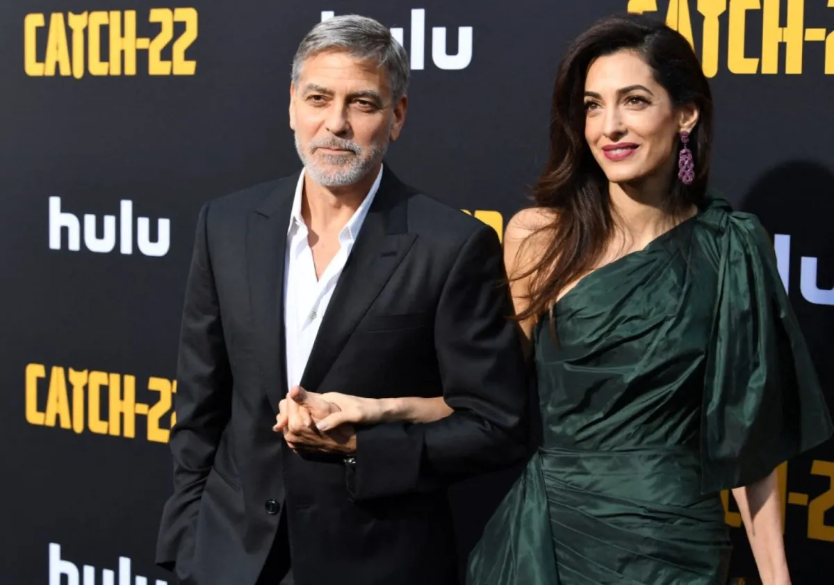 جورج كلوني وأمل كلوني في مسرح TCL الصيني في هوليوود، كاليفورنيا (George Clooney and Amal Clooney at TCL Chinese Theatre in Hollywood, California). مصدر الصورة: Kevin Winter/Getty Images/AFP