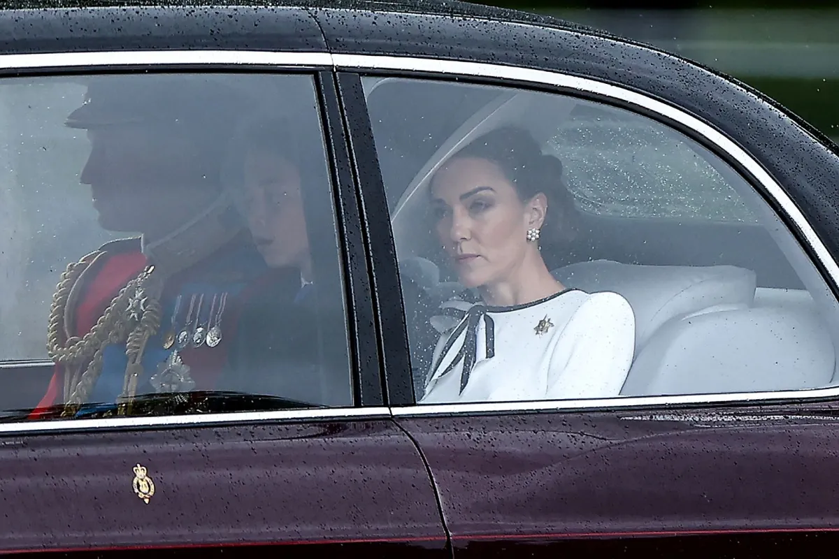 كيت ميدلتون مع الأمير ويليام والأمير جورج إلى قصر باكنغهام في لندن  Britain's Catherine, Princess of Wales, (R) arrives with Britain's Prince William, Prince of Wales, (L) and Britain's Prince George of Wales (C) to Buckingham Palace before the King's Birthday Parade "Trooping the Colour" in London on June 15, 2024  (مصدر الصورة: HENRY NICHOLLS / AFP)