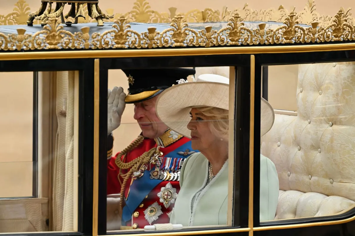 الملك تشارلز الثالث والملكة كاميلا يصلان لحضور موكب يوم ميلاد الملك، "Trooping the Colour"، في عرض Horse Guards، في لندن (King Charles III and Queen Camilla arrive for the King's Birthday Parade, "Trooping the Colour", on Horse Guards Parade, in London). مصدر الصورة: JUSTIN TALLIS / AFP