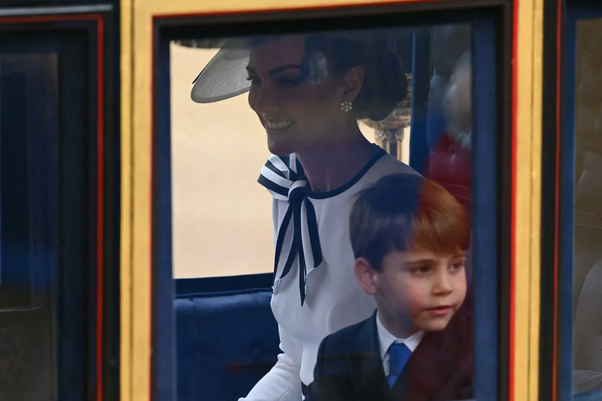 كاثرين (كيت ميدلتون) والأمير لويس في موكب حرس الخيول خلال موكب يوم ميلاد الملك "Trooping the Colour" في لندن (Catherine and Prince Louis at Horse Guards Parade during the King's Birthday Parade "Trooping the Colour" in London). مصدر الصورة: JUSTIN TALLIS / AFP