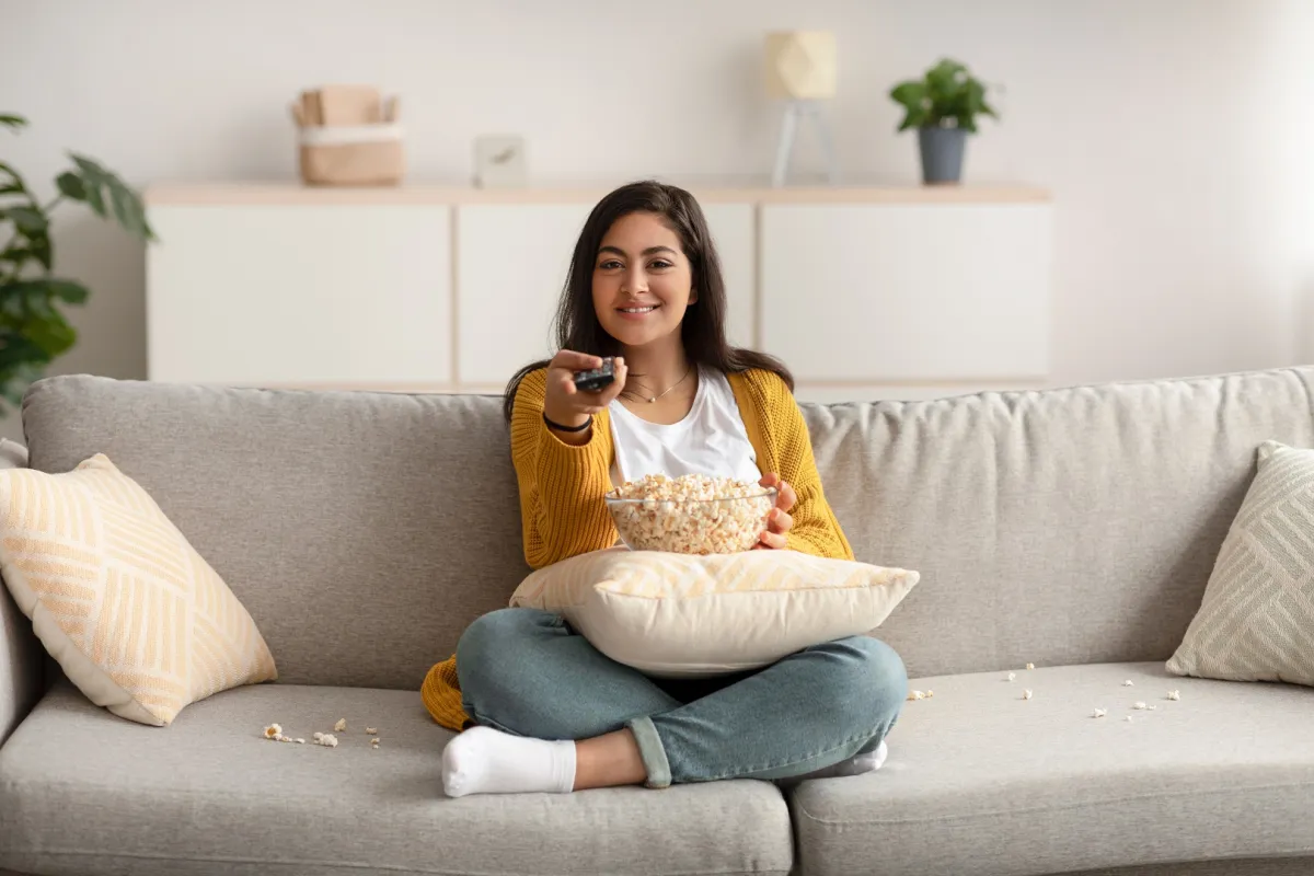 صورة لامرأة تتناول الفشار 