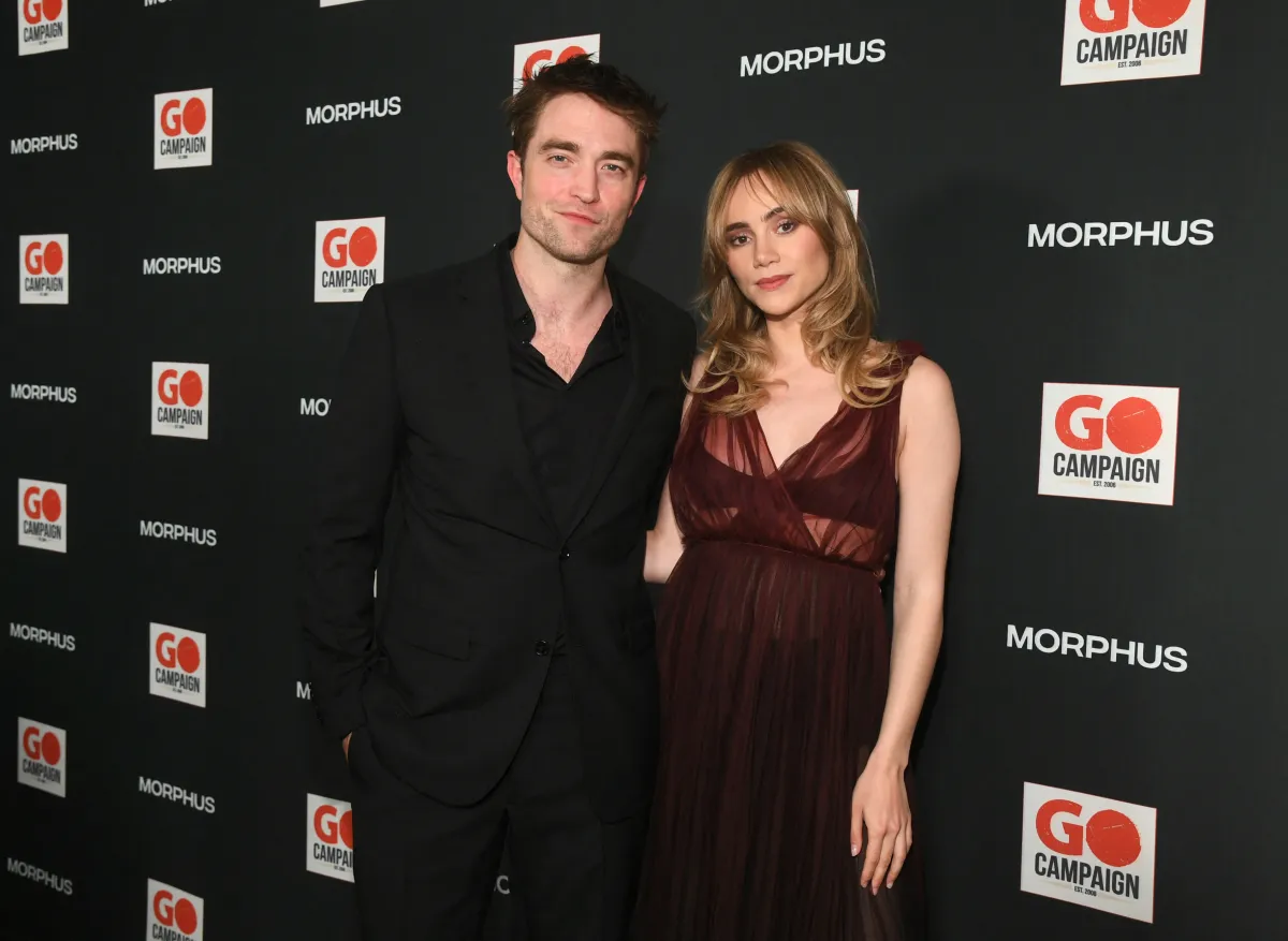 روبرت باتينسون وسوكي ووترهاوس Robert Pattinson and Suki Waterhouse في حفل GO Campaign عام 2023 (مصدر الصورة: Alberto E. Rodriguez / GETTY IMAGES NORTH AMERICA / Getty Images via AFP)