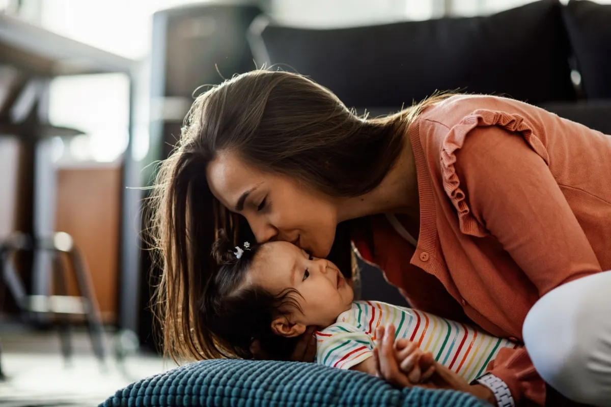 صورة لأم تتواصل مع طفلها