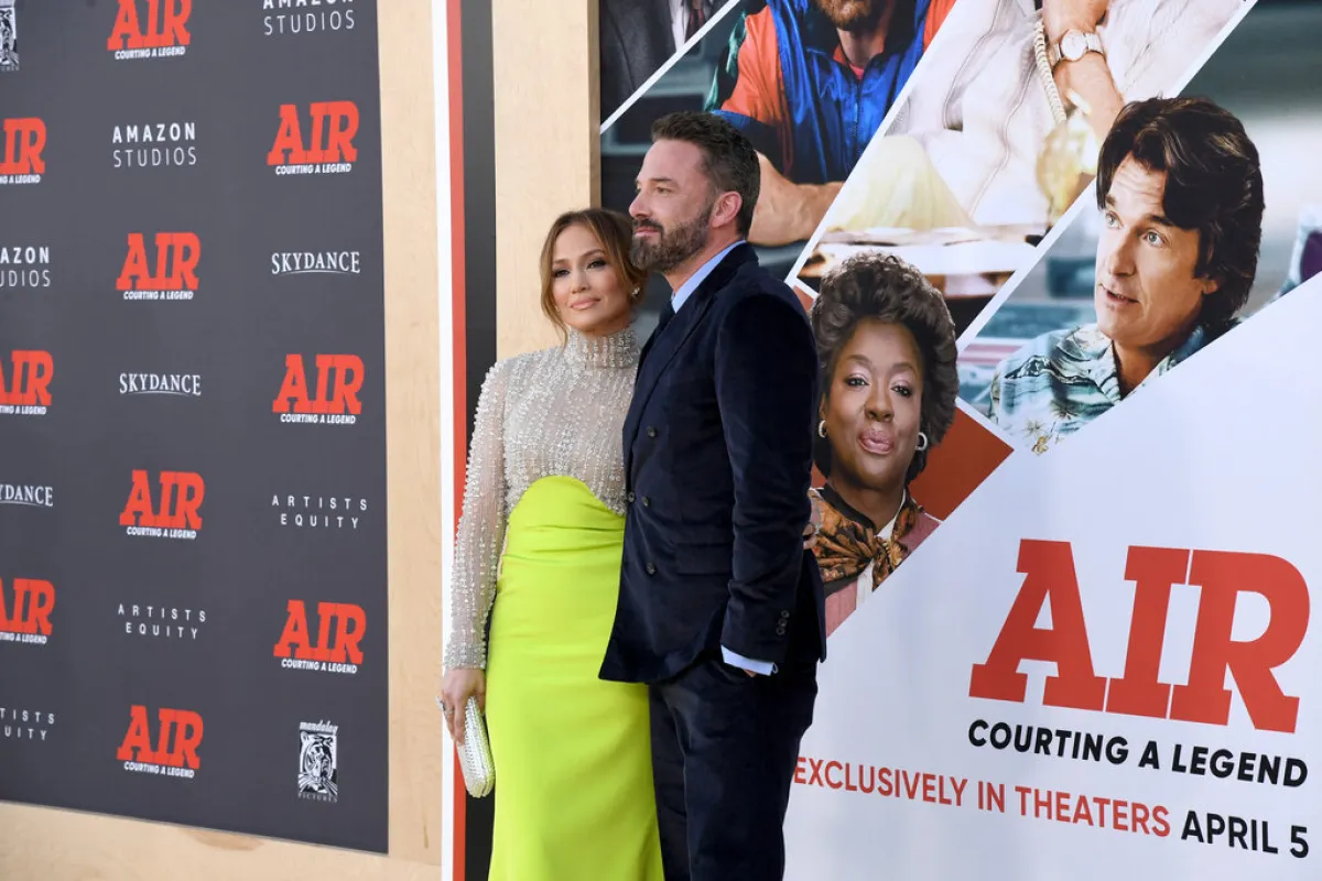 جينيفر لوبيز وبن أفليك Jennifer Lopez and Ben Affleck في عرض "AIR" (مصدر الصورة: Jon Kopaloff / GETTY IMAGES NORTH AMERICA / Getty Images via AFP)