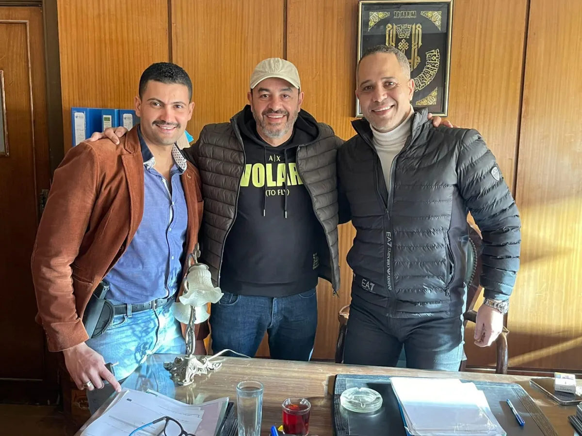 مصطفى درويش والمخرج أحمد شقيق فى كواليس مسلسل حرب نفسية 