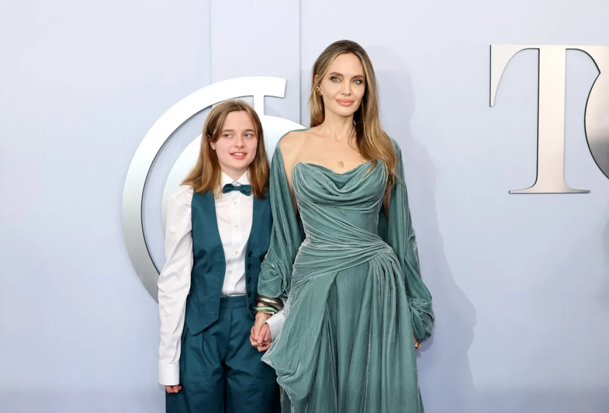 أنجلينا جولي وابنتها فيفيان Vivienne Jolie-Pitt and Angelina Jolie في حفل جوائز توني (مصدر الصورة:  Dia Dipasupil / GETTY IMAGES NORTH AMERICA / Getty Images via AFP)