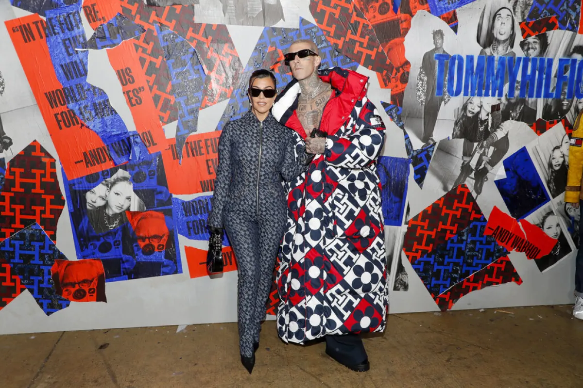 كورتني كارداشيان  وترافيس باركر  Kourtney Kardashian and Travis Barker  في عرض Tommy عام 2022 (مصدر الصورة:  Astrid Stawiarz / GETTY IMAGES NORTH AMERICA / Getty Images via AFP)