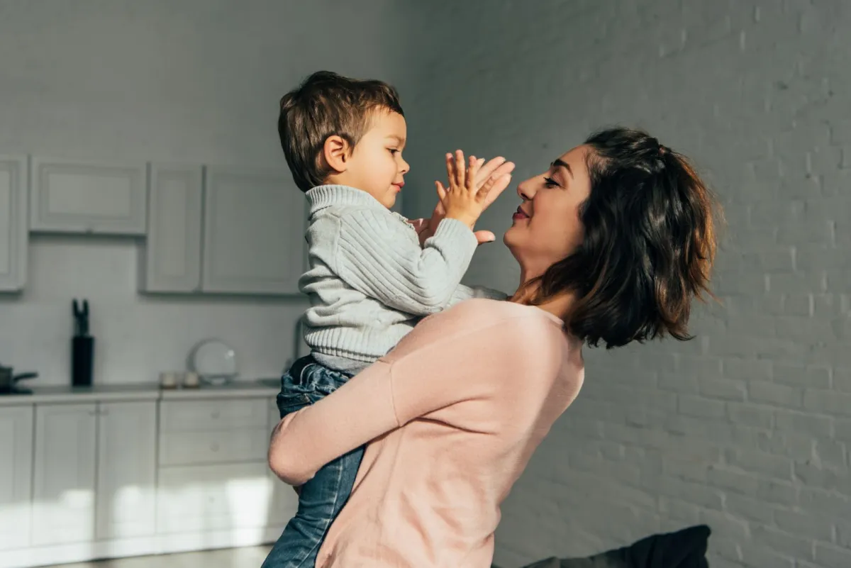 صورة طفل ترد أمه ضربته