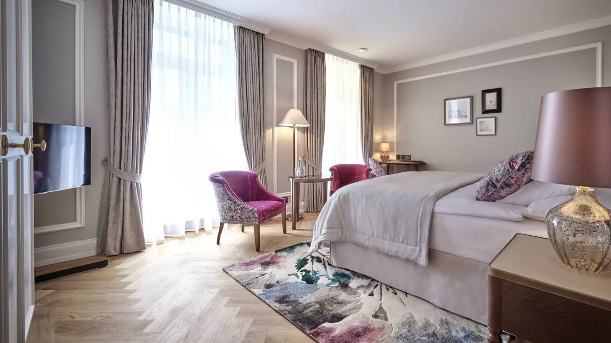 الزهري بارز في تفاصيل إحدى غرف فندق وسبا فيكتوريا يونغفراو غراند 