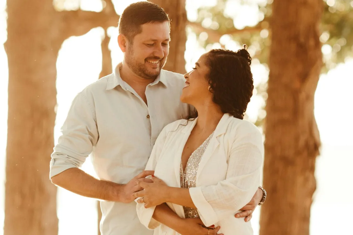 زوجان سعيدان يمسك الزوج بيد زوجته ويبتسم بمحبة