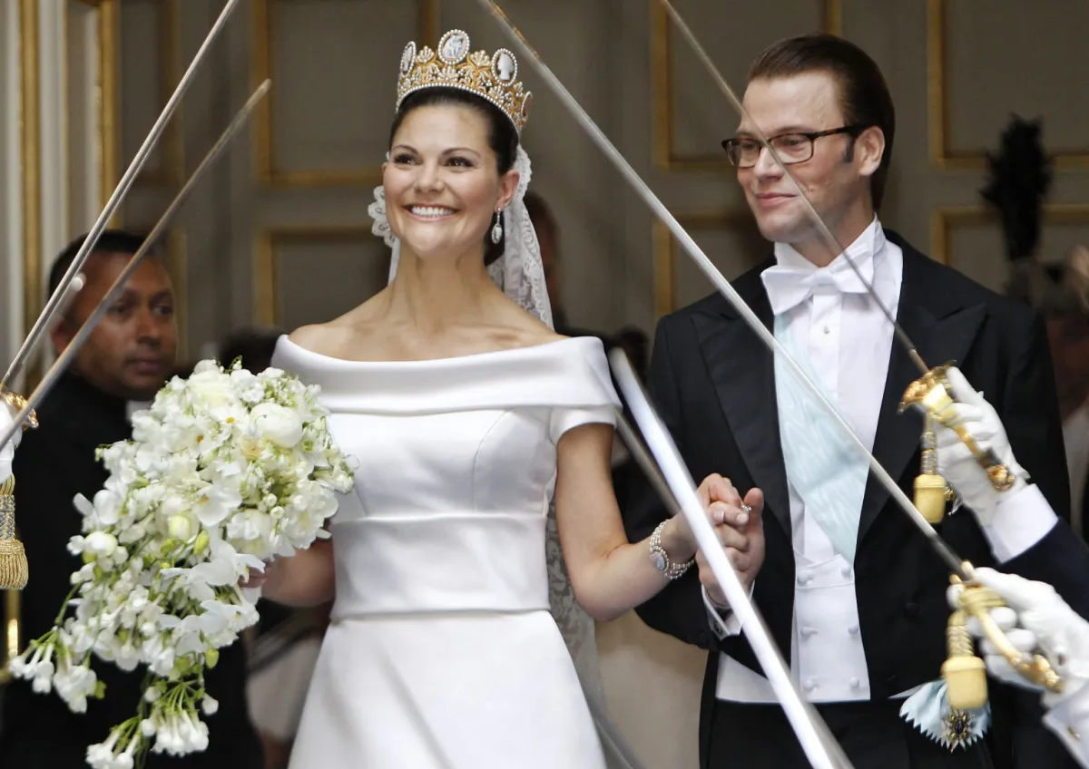 الأميرة فيكتوريا ودانييل ويستلينغ يغادران كاتدرائية ستوركيركان في ستوكهولم (Princess Victoria and Daniel Westling leave Storkyrkan cathedral in Stockholm). مصدر الصورة: AFP PHOTO / DANIEL SANNUM LAUTEN
