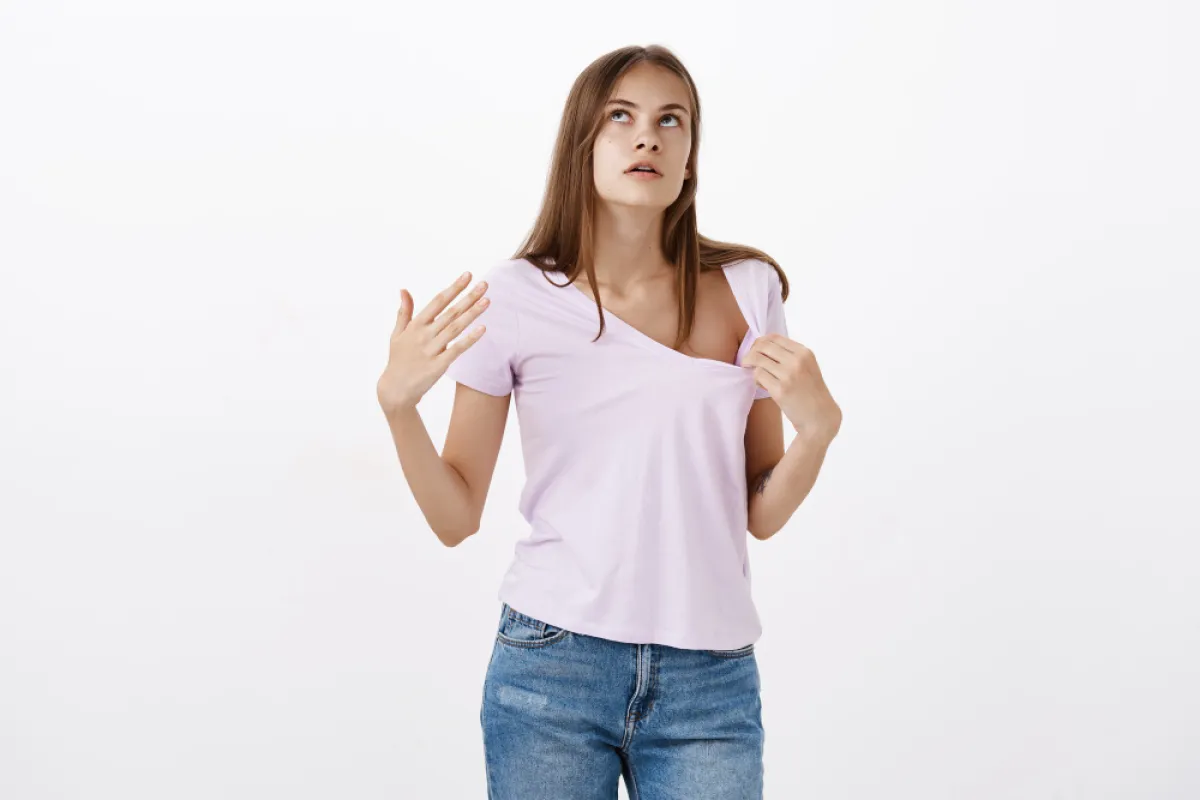 امرأة تعاني من التعرق الشديد 