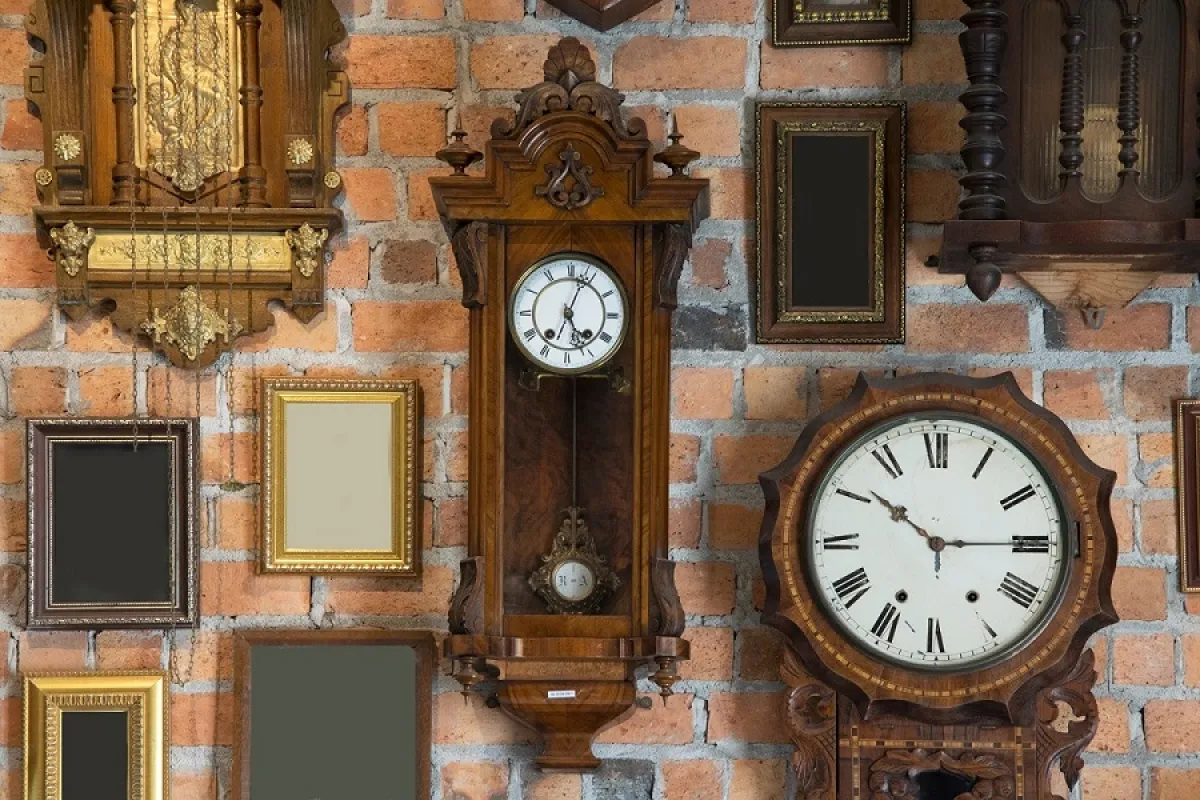 ساعات حائط كلاسيكية على جدار منزل