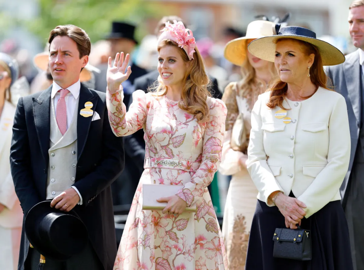 الأميرة بياتريس تتوسط زوجها ووالدتها دوقة يورك سارة فيرغسون Edoardo Mapelli Mozzi, Princess Beatrice and Sarah Ferguson - (مصدر الصورة: Max Mumby/Indigo/Getty Images)