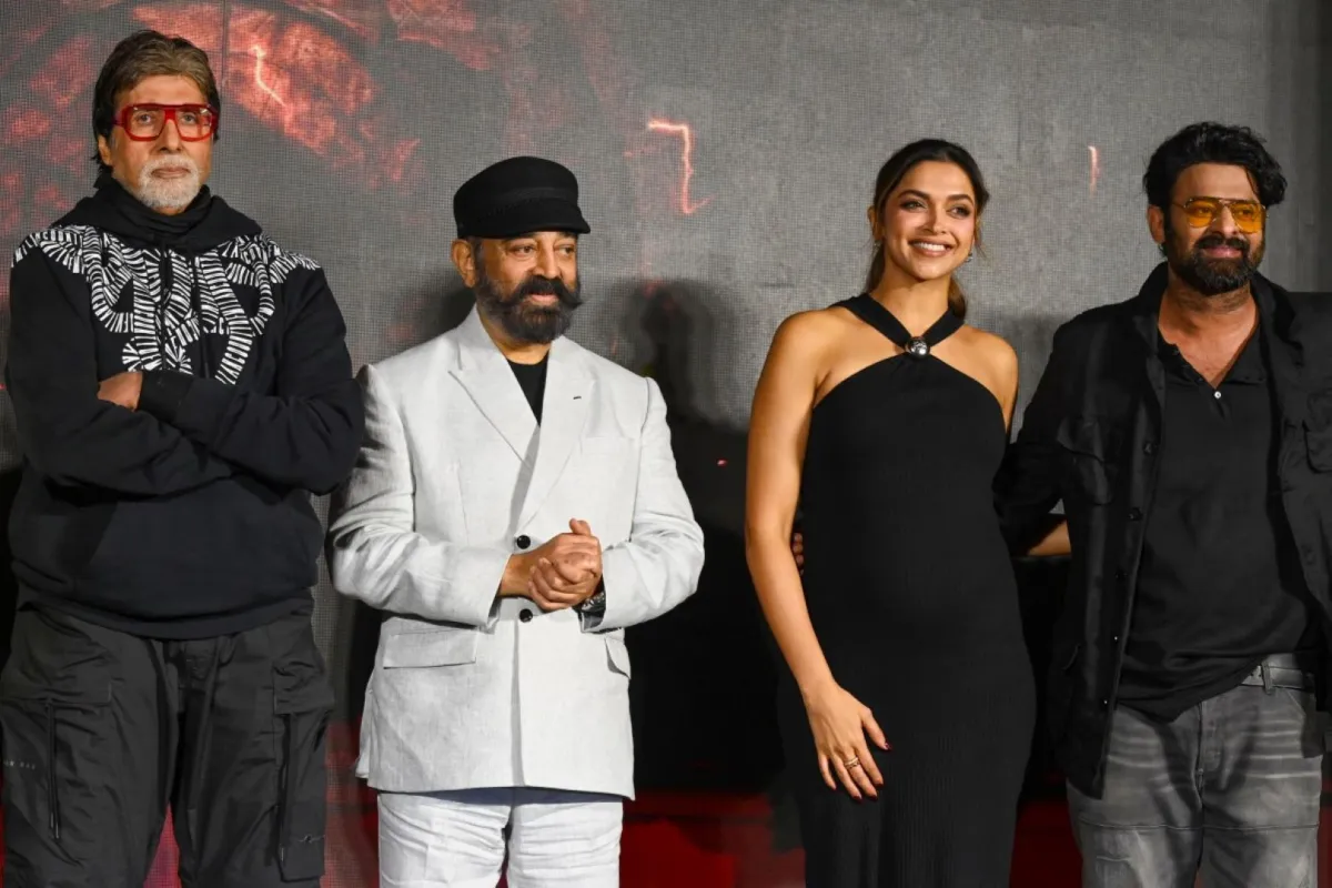 أميتاب باتشان وكمال حسن وديبيكا بادوكون وبرابهاس في مومباي (Amitabh Bachchan, Kamal Haasan, Deepika Padukone and Prabhas in Mumbai). مصدر الصورة: Sujit JAISWAL / AFP