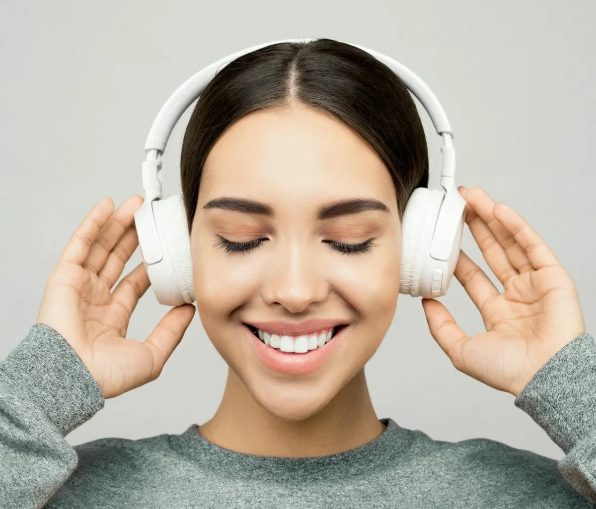 امرأة تستمع إلى الموسيقى وتشعر بالسعادة