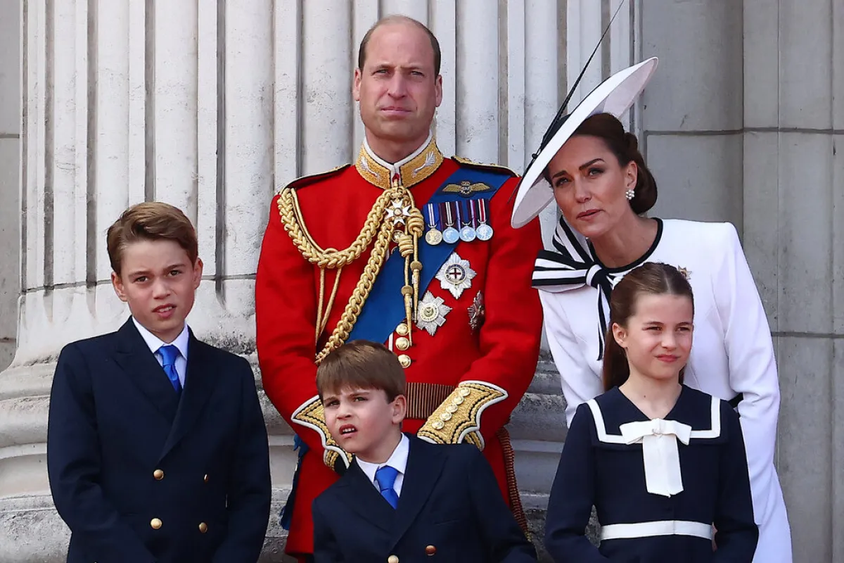 الأمير ويليام والأميرة كيت ميدلتون مع أولادهما في حفل ذكرى ميلاد الملك تشارلز Prince George of Wales, Britain's Prince William, Prince of Wales, Britain's Prince Louis of Wales, Britain's Catherine, Princess of Wales, and Britain's Princess Charlotte of Wales (مصدر الصورة :  HENRY NICHOLLS / AFP)