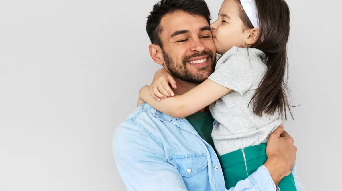 صورة لطفلة تعبر عن حبها لأبيها