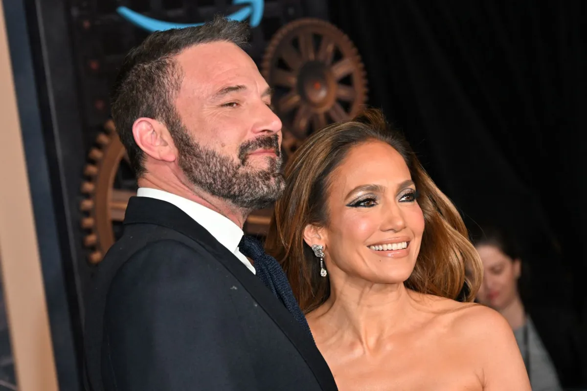 جنيفر لوبيز وبن أفليك في مسرح دولبي في هوليوود، كاليفورنيا (Jennifer Lopez and Ben Affleck at the Dolby theatre in Hollywood, California). مصدر الصورة: Robyn BECK / AFP