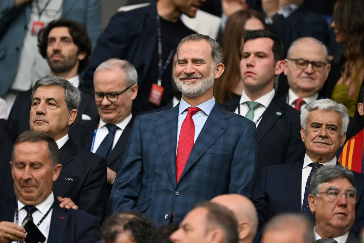 الملك فيليب السادس في ملعب أوف شالكه في غيلسنكيرشن (King Felipe VI at the Arena AufSchalke in Gelsenkirchen). مصدر الصورة: PATRICIA DE MELO MOREIRA / AFP