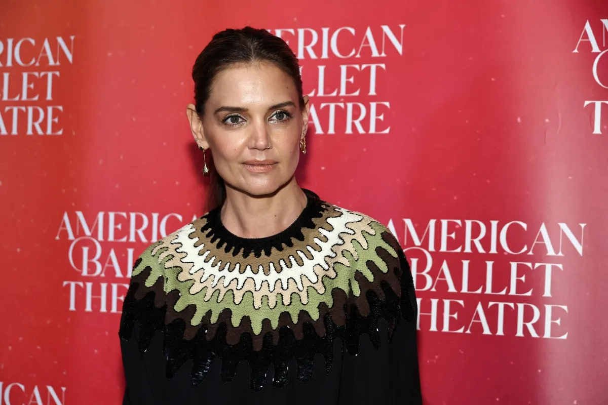 كاتي هولمز في شارع سيبرياني 42 في مدينة نيويورك (Katie Holmes at Cipriani 42nd Street in New York City) -مصدر الصورة: Jamie McCarthy/Getty Images for American Ballet Theatre/AFP