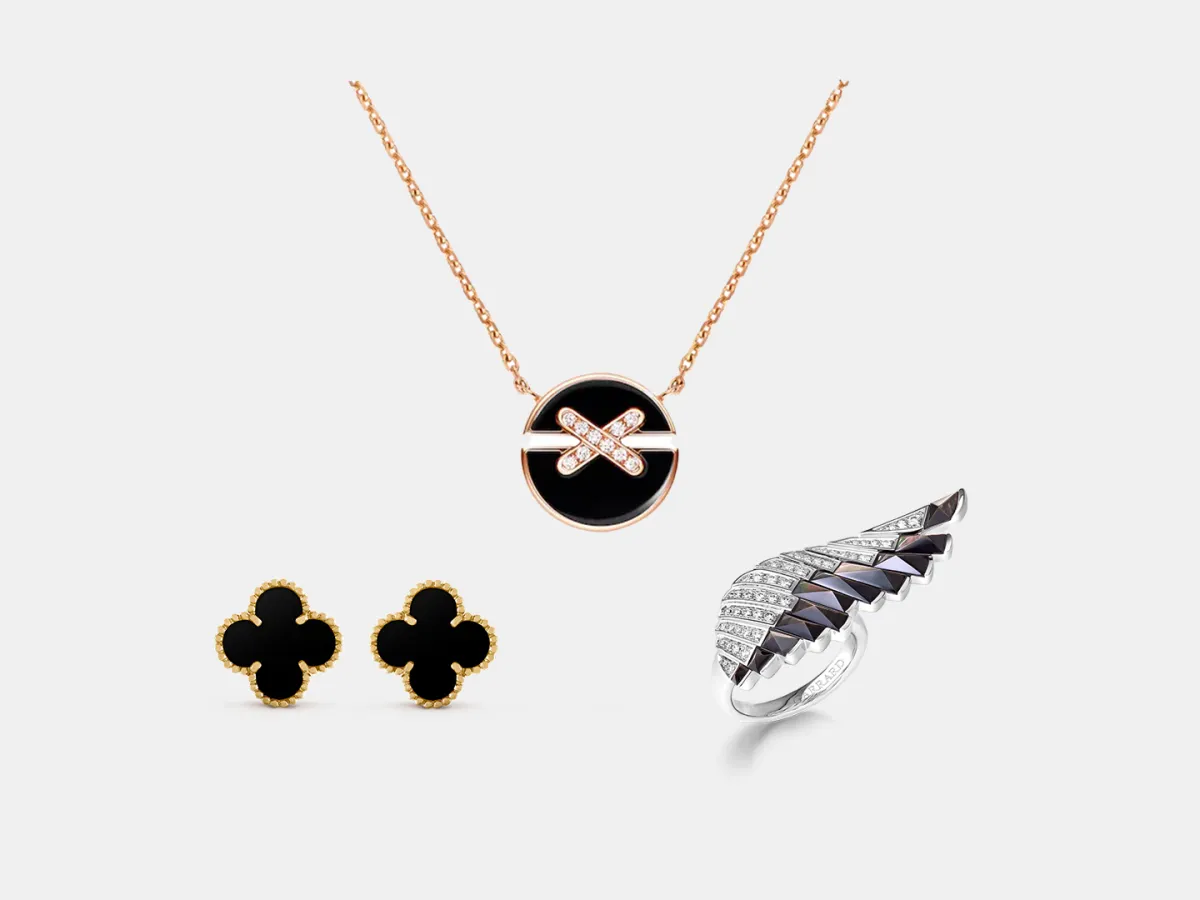 مجوهرات باللون الأسود 