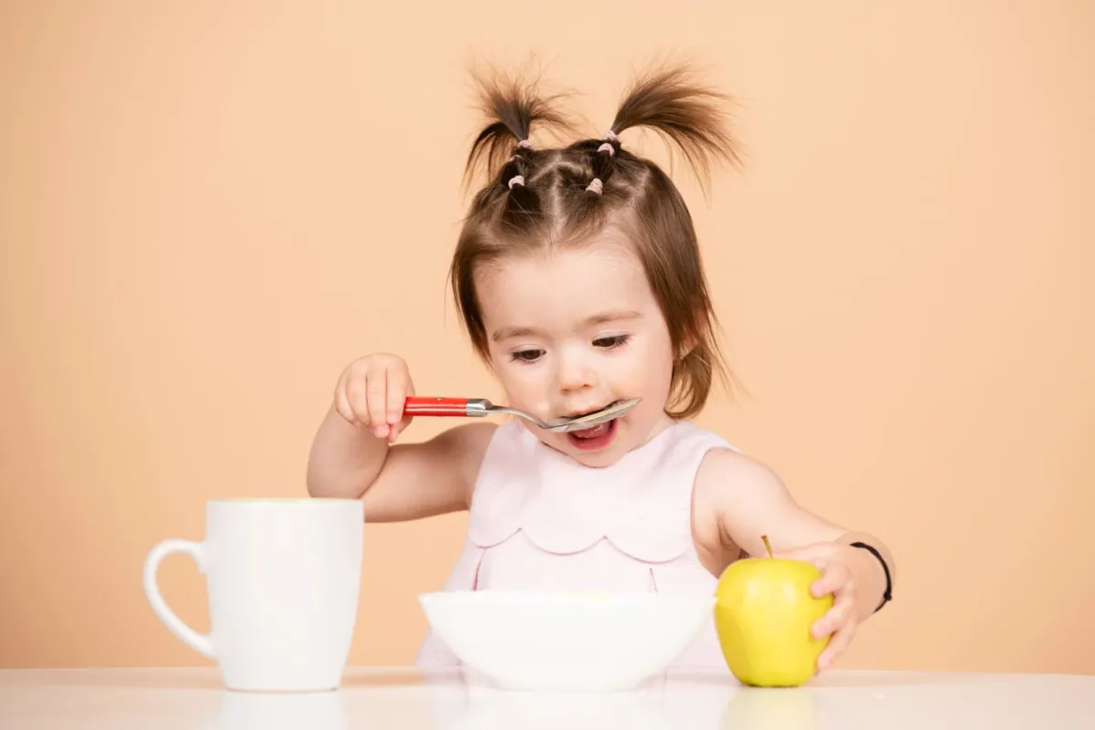 صورة لطفلة تأكل أطعمة معتادة