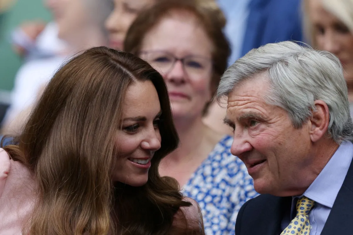 كاثرين (كيت ميدلتون) ووالدها مايكل ميدلتون في نادي عموم إنجلترا للتنس في ويمبلدون، جنوب غرب لندن (Catherine and her father Michael Middleton at The All England Tennis Club in Wimbledon, southwest London). مصدر الصورة: AFP / Adrian DENNIS