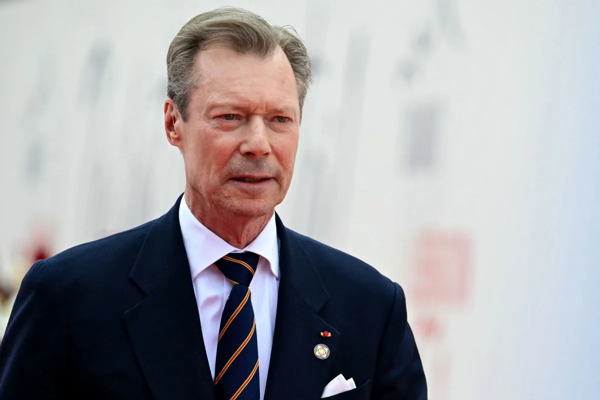 الدوق الأكبر هنري لوكسمبورغ على شاطئ أوماها في سان لوران سور مير، شمال غرب فرنسا (Grand Duke Henri of Luxembourg at Omaha Beach in Saint-Laurent-sur-Mer, in northwestern France). مصدر الصورة: MIGUEL MEDINA / AFP