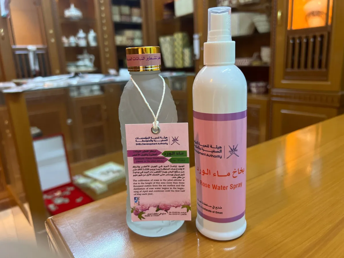 صناعة ماء الورد والزيوت العطرية . الصورة من وكالة الأنباء العمانية