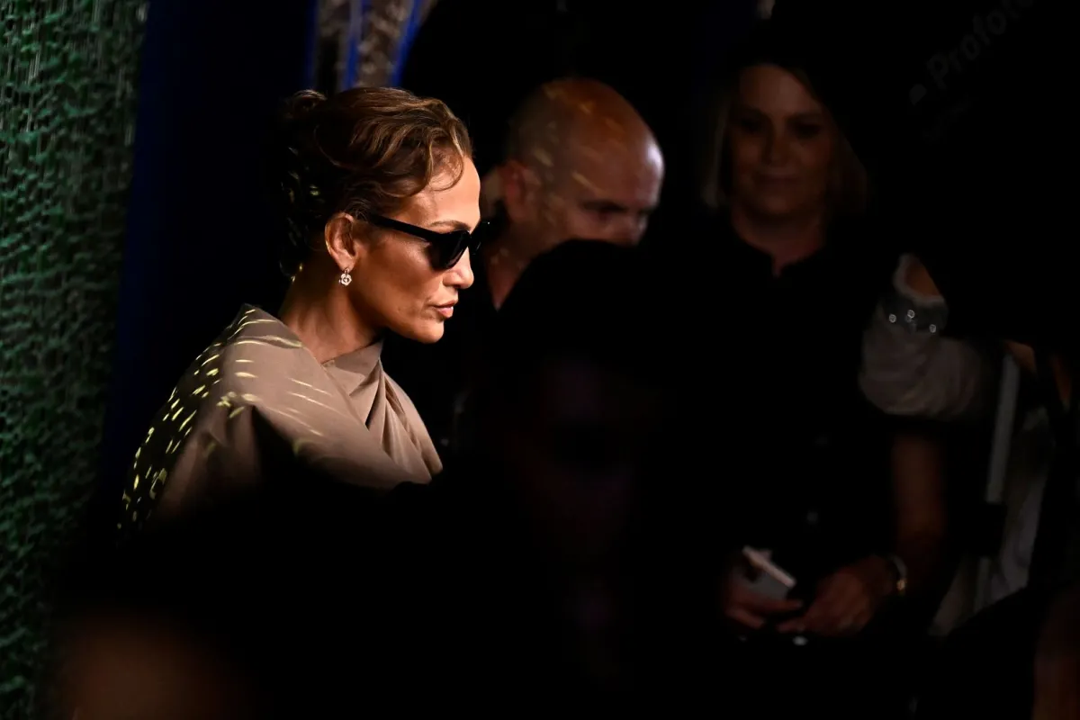 جينيفر لوبيز خلال عرض أزياء الهوت كوتور لخريف وشتاء 2024 (Jennifer Lopez during the Haute-Couture Fall/Winter 2024 show). مصدر الصورة: JULIEN DE ROSA / AFP