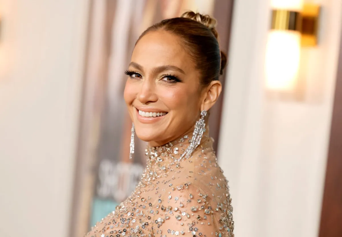جينيفر لوبيز في مسرح TCL الصيني في هوليوود، كاليفورنيا (Jennifer Lopez at TCL Chinese Theatre in Hollywood, California). مصدر الصورة: Emma McIntyre/Getty Images/AFP