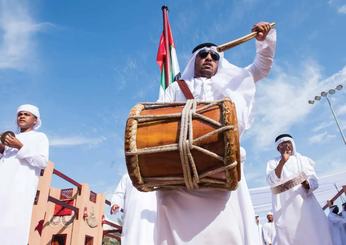 نظرة على آلات الإيقاع المستخدمة في فنون الأداء التقليدية في الإمارات (الصورة من كتيب آلات الإيقاع المستخدمة في فنون الأداء التقليدية - دولة الإمارات العربية المتحدة - دائرة الثقافة والسياحة - أبوظبي)