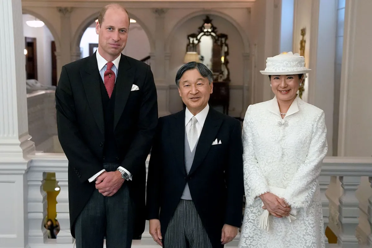 الأمير ويليام مع إمبراطور اليابان ناروهيتو والإمبراطورة اليابانية ماساكو في لندن (Prince William with Japan's Emperor Naruhito and Japan's Empress Masako in London). مصدر الصورة: Jordan Pettitt / POOL / AFP