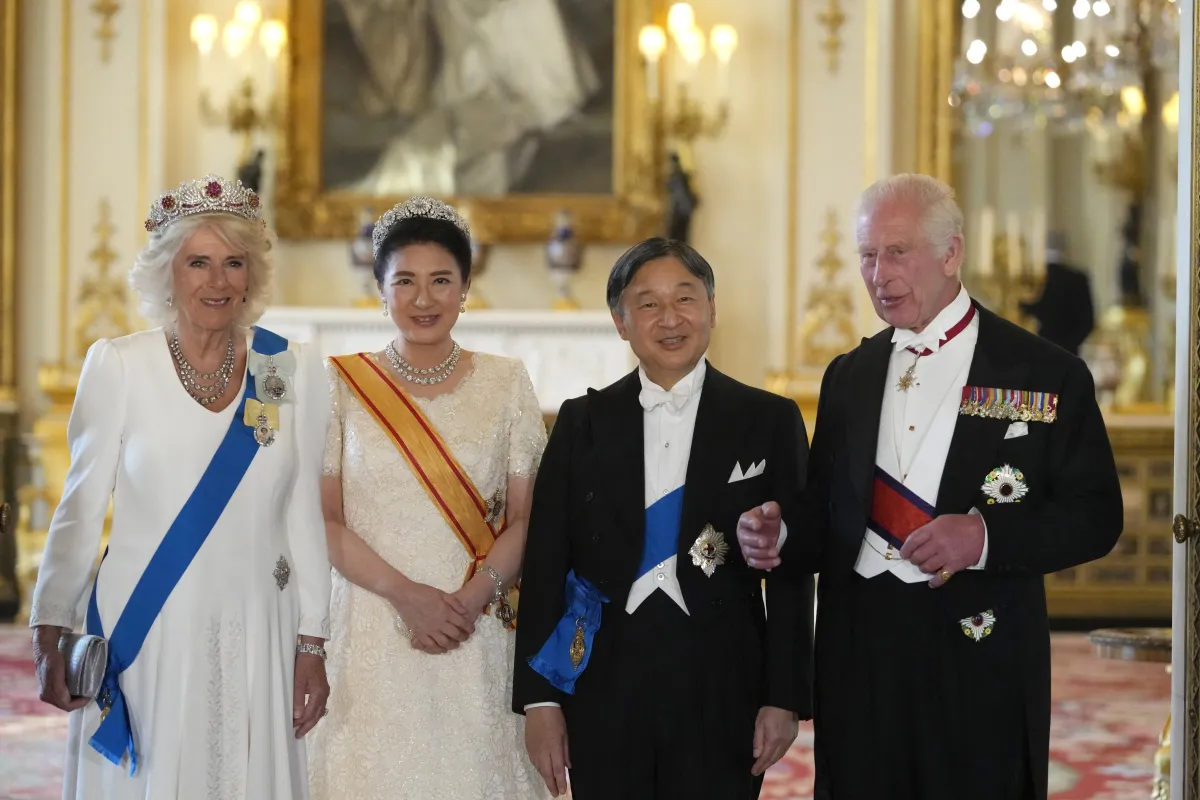 الملكة كاميلا ترتدي تاج الياقوت البورمي وإمبراطور اليابان ماساكو ترتدي تاج الأقحوان المرصع 