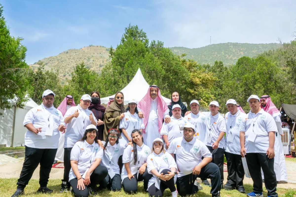 أمير منطقة الباحة الأمير الدكتور حسام بن سعود متوسطا أعضاء ومنسوبي جمعية أصدفاء ذوي الإعاقة 