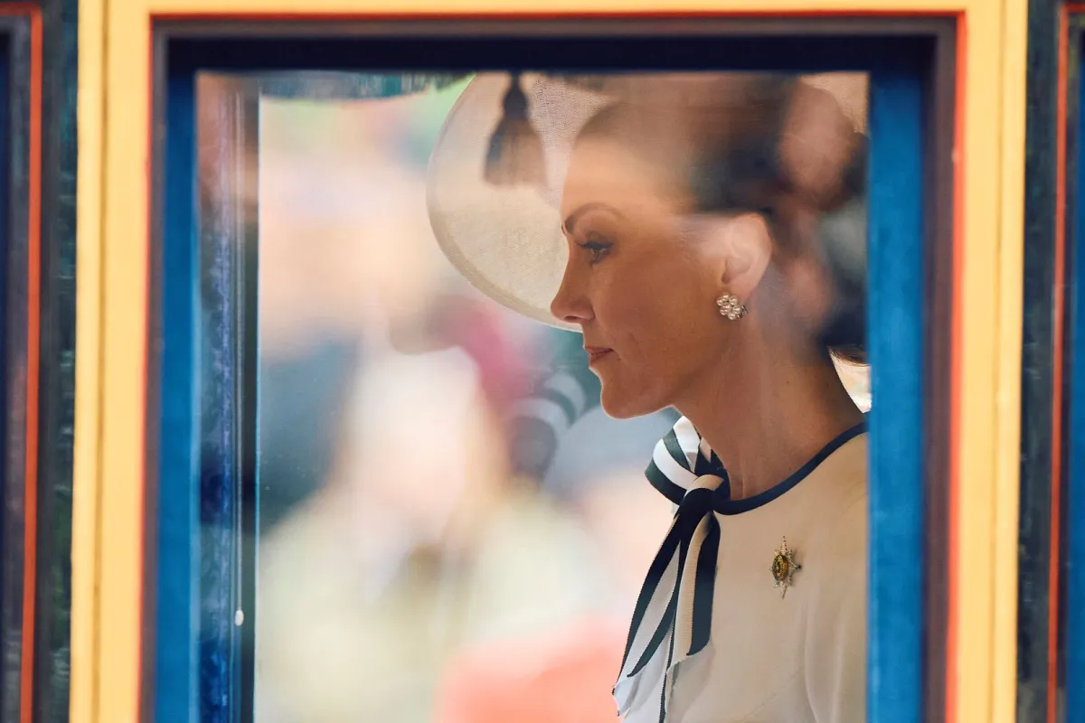 كاثرين (كيت ميدلتون) في موكب حراس الخيل في لندن (Catherine at Horse Guards Parade in London). مصدر الصورة: BENJAMIN CREMEL / AFP