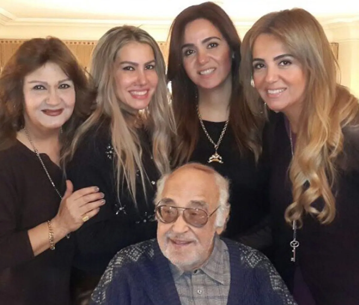 الفنان حسن مصطفى وأسرته- الصورة من حساب الفنانة ميمي جمال على إنستغرام