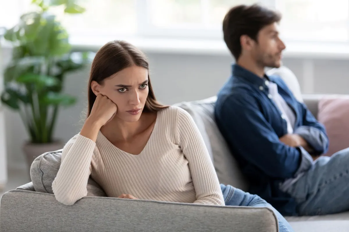 زوج وزوجة حزينان يتجاهلان بعضهما البعض