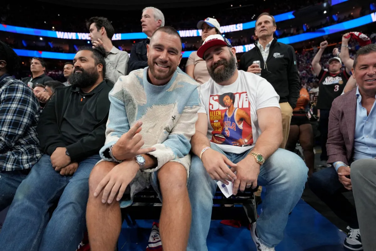 ترافيس كيلسي وجيسون كيلسي في مركز ويلز فارجو في فيلادلفيا، بنسلفانيا (Travis Kelce and Jason Kelce at the Wells Fargo Center in Philadelphia, Pennsylvania). مصدر الصورة: Jesse D. Garrabrant / NBAE / Getty Images / Getty Images via AFP