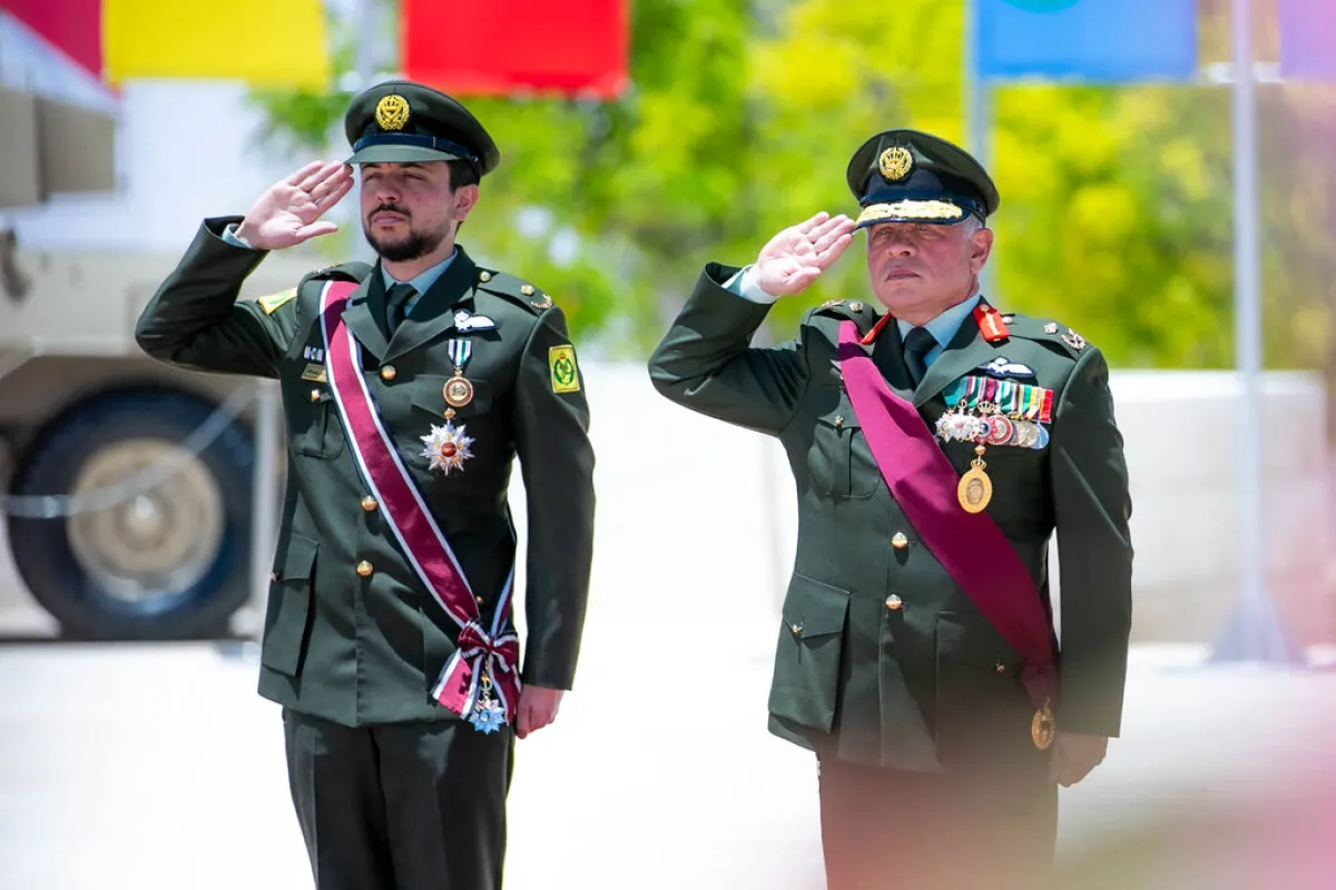 الملك عبدالله والأمير الحسين King Abdullah II and Crown Prince Hussein في عمان (مصدر الصورة: Chris Setian / Jordanian Royal Palace / AFP)