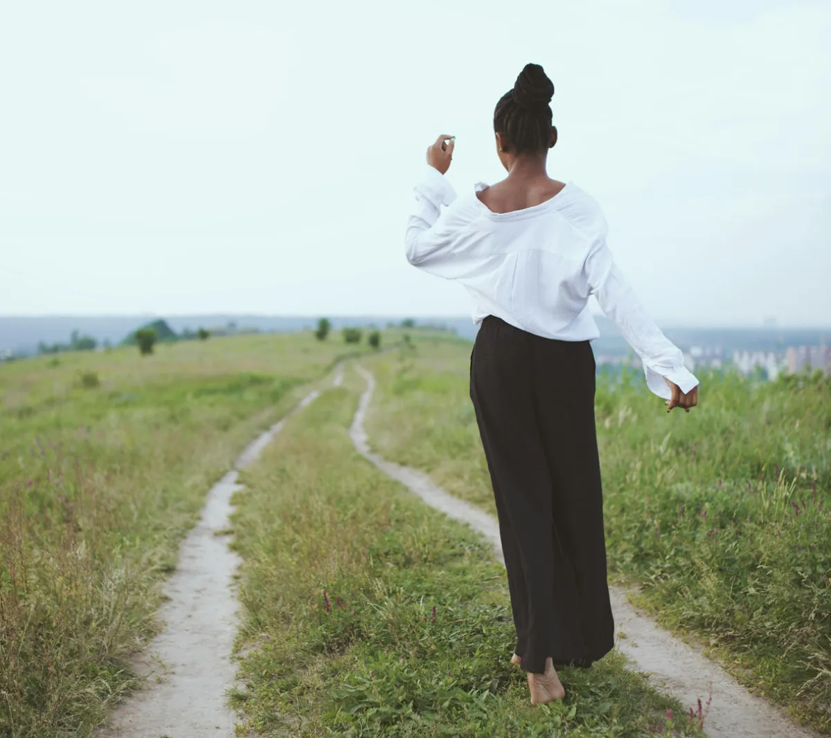 تفسير حلم المشي حافي القدمين