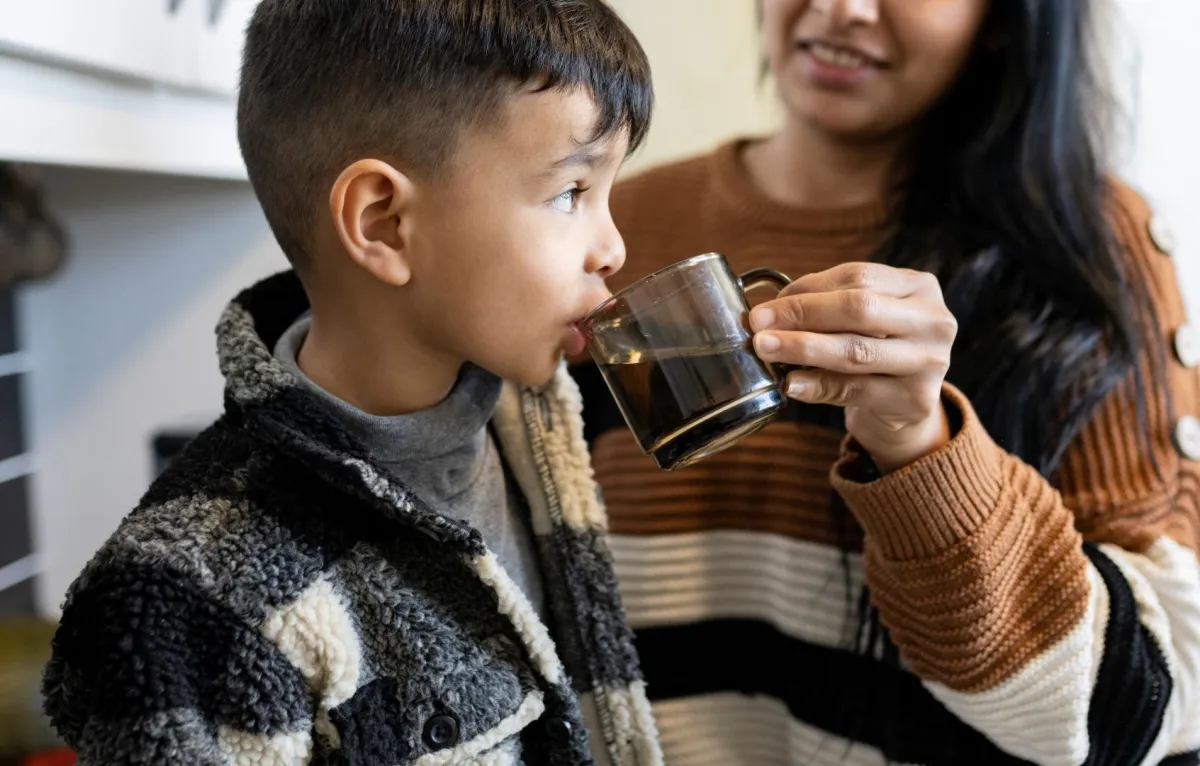 صورة أم تعطي طفلها القهوة