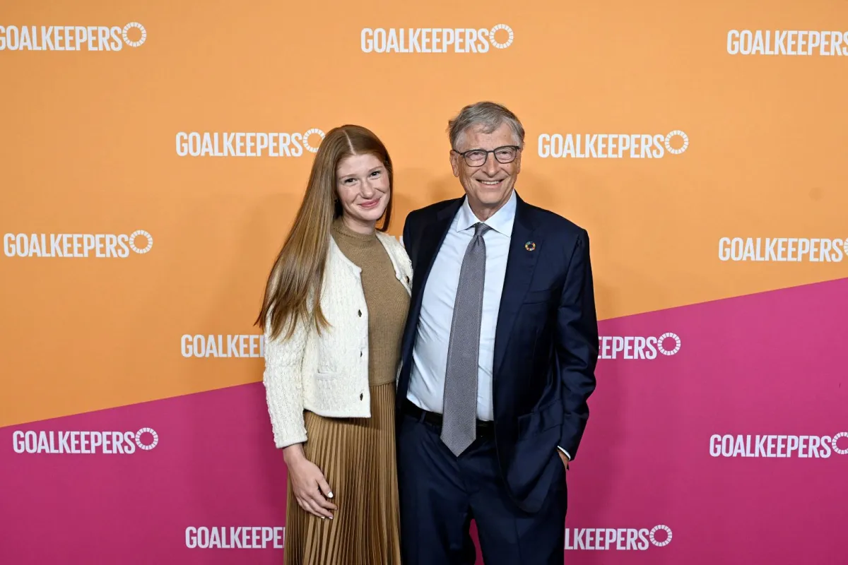 جينيفر جيتس نصار وبيل جيتس في موسيقى الجاز في مركز لينكولن في مدينة نيويورك (Jennifer Gates Nassar and Bill Gates at Jazz at Lincoln Center in New York City). مصدر الصورة: Paula Lobo/Getty Images for Gates Archive/AFP