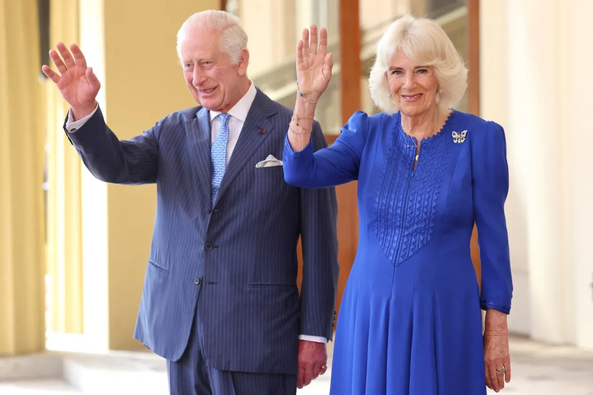 الملك تشارلز الثالث والملكة كاميلا في قصر باكنغهام في لندن (King Charles III and Queen Camilla at Buckingham Palace in London). مصدر الصورة: Chris Jackson / POOL / AFP