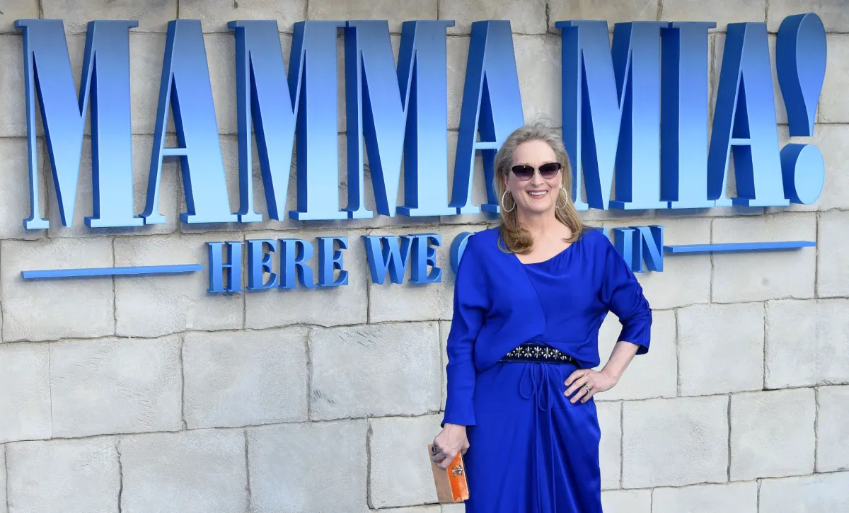ميريل ستريب لدى وصولها لحضور العرض العالمي الأول لفيلم "Mamma Mia! Here We Go Again" في لندن (Meryl Streep upon arrival for the world premiere of the film "Mamma Mia! Here We Go Again" in London). مصدر الصورة: Anthony HARVEY / AFP